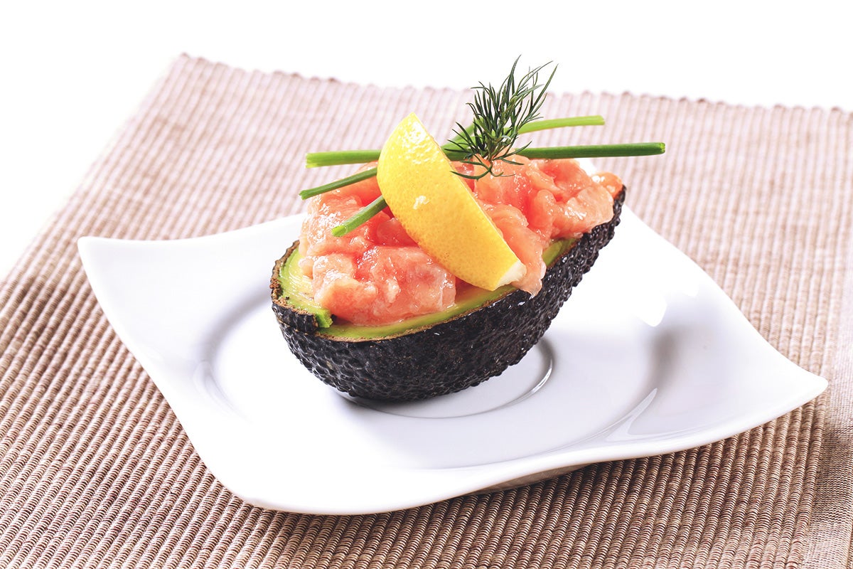 Aguacates rellenos de salmón