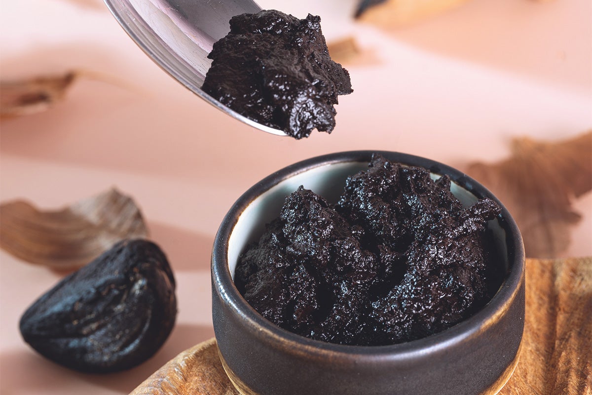 Ajo negro en la cocina