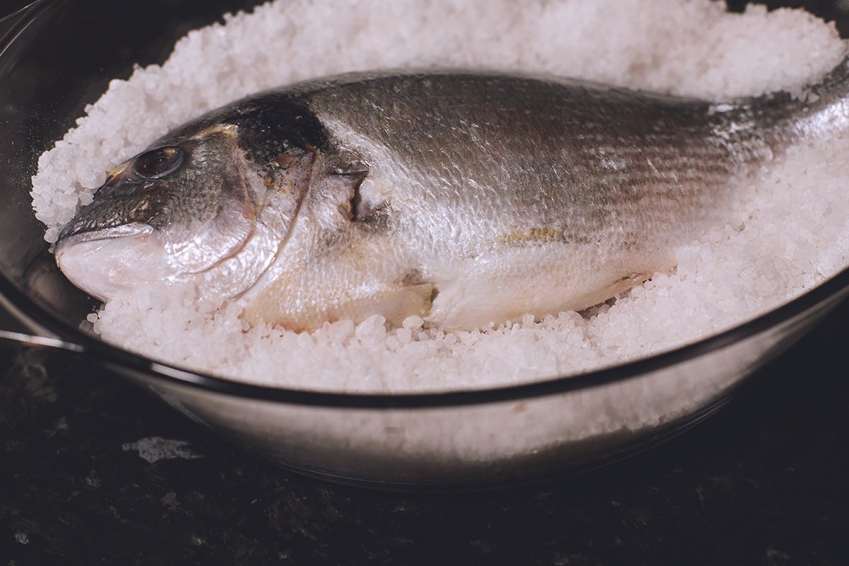 Cómo cocinar un pescado a la sal