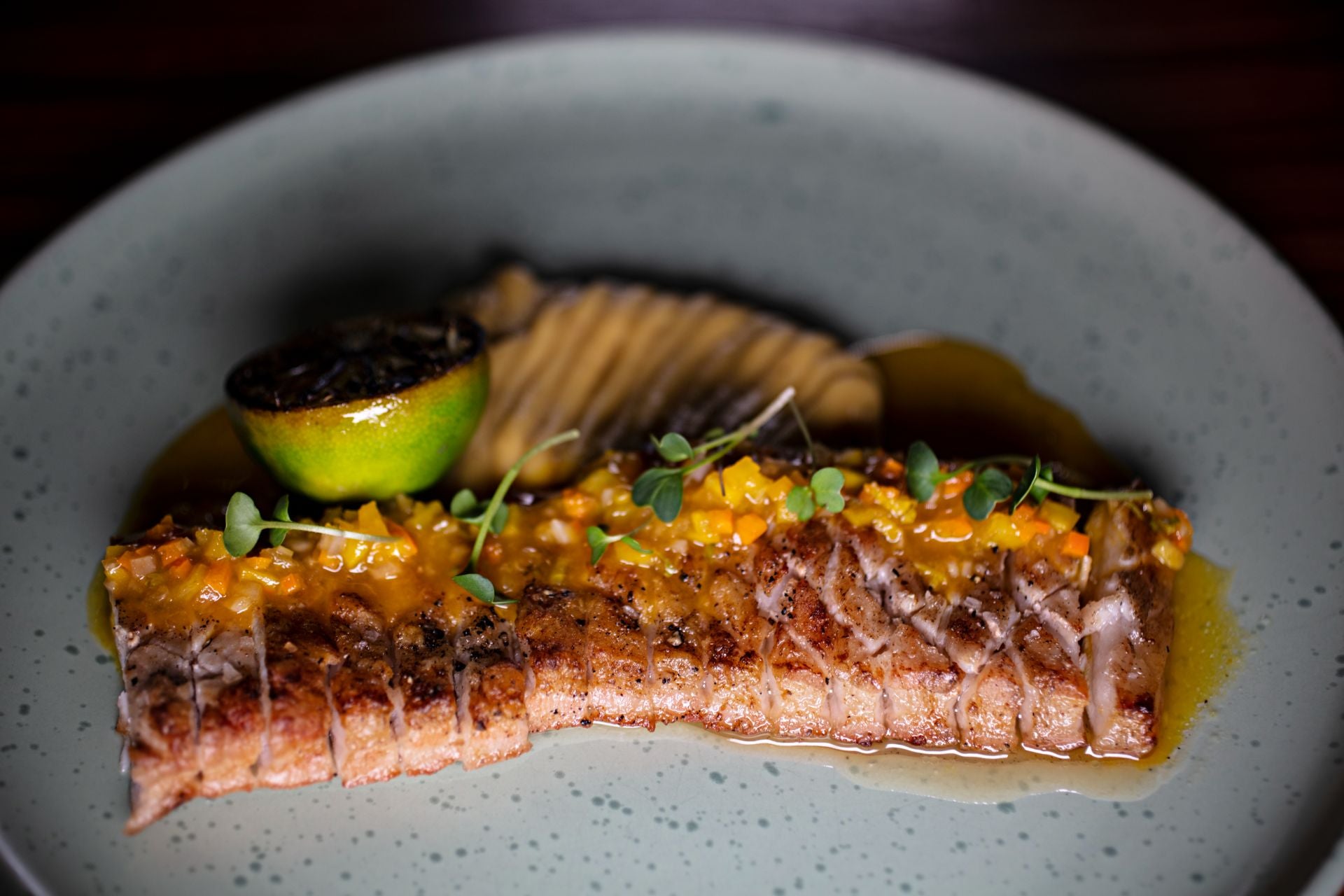 Corazones de alcachofa a la parrilla y romescu de almendra amazonica