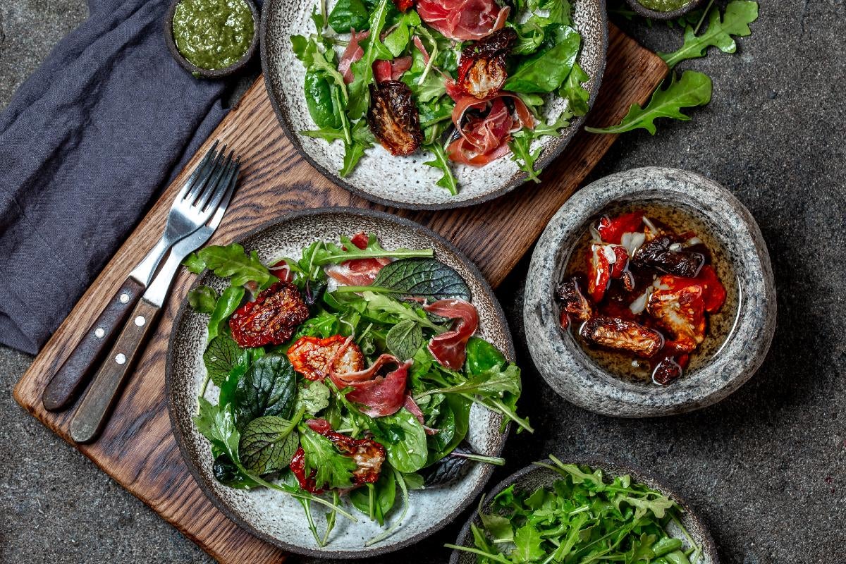 ensaladas-para-navidad-iberica-tomate-aceitunas-jamon
