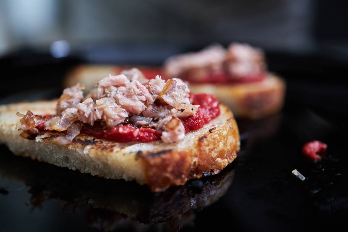 tostadas saludables Niçoise con Atún Fresco y Tomates