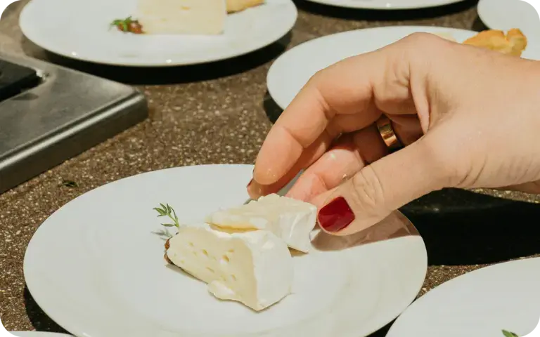 una mano mientras toma queso