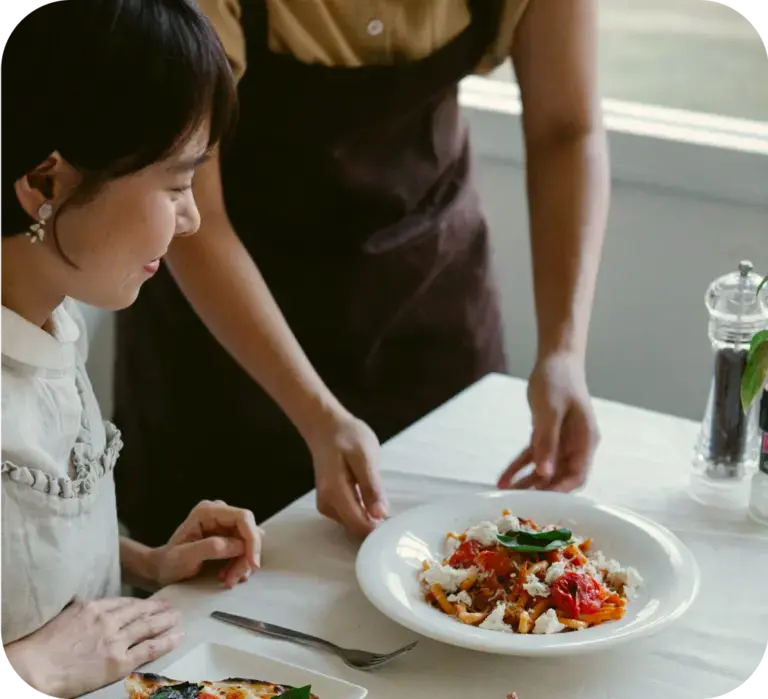 un hombre termina de emplatar