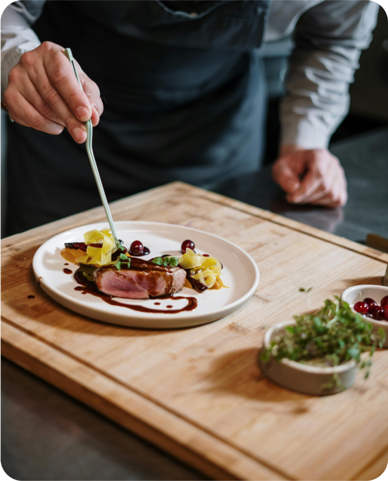 chef mientras termina de emplatar