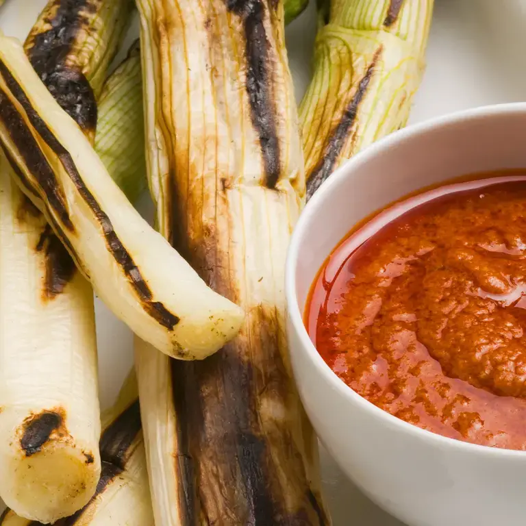 Calçots con salsa romesco