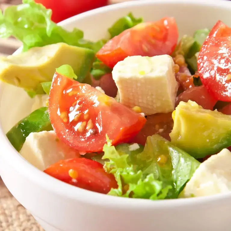 Ensalada de aguacate, tomate, huevo y tofu ahumado - Fine Dining Lovers