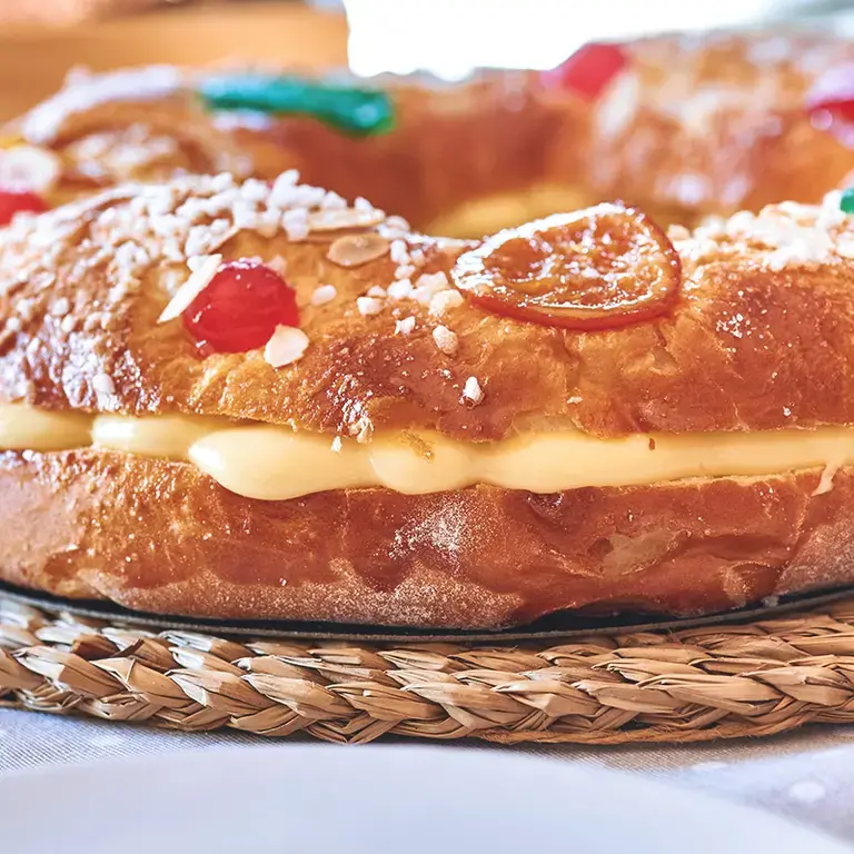 Roscón de reyes relleno de crema pastelera