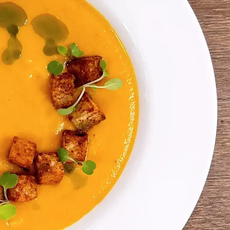 Sopa de tomate ahumado con croutons de tomate y aceite de albahaca