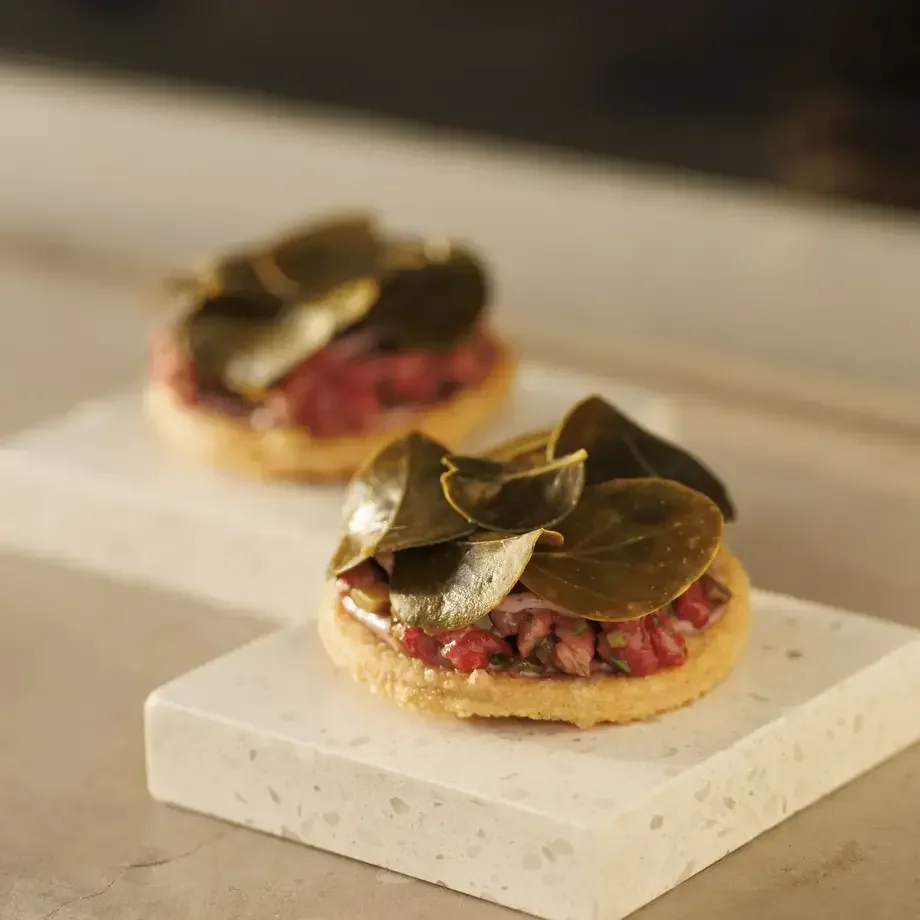 Tartare con chiflotes y torta frita, chef Julio Martín Báez