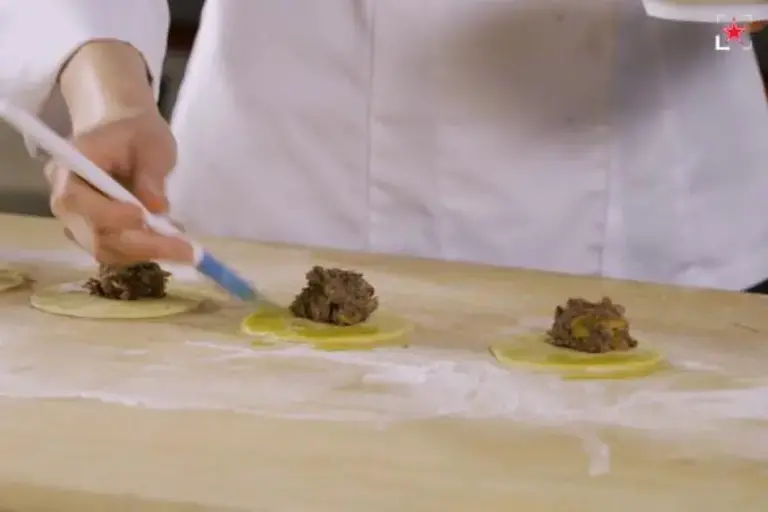 Coloca una bola de relleno aplastada en el círculo de masa cortada.