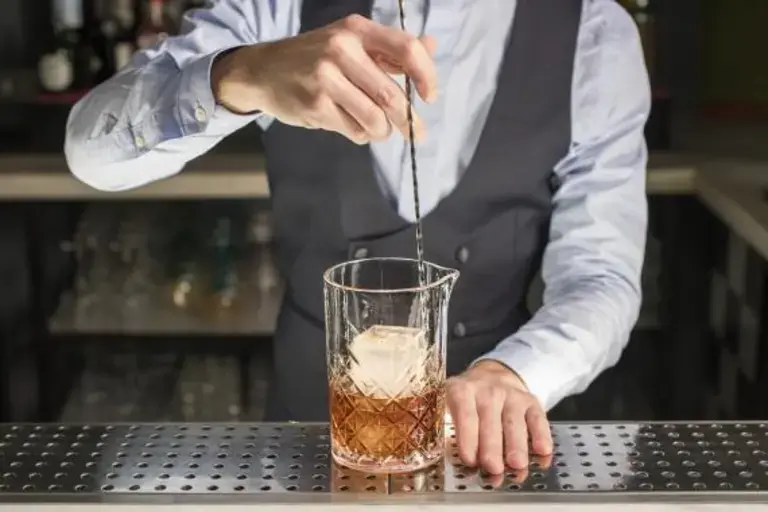 Mezclar el cóctel con la cuchara de cóctel
