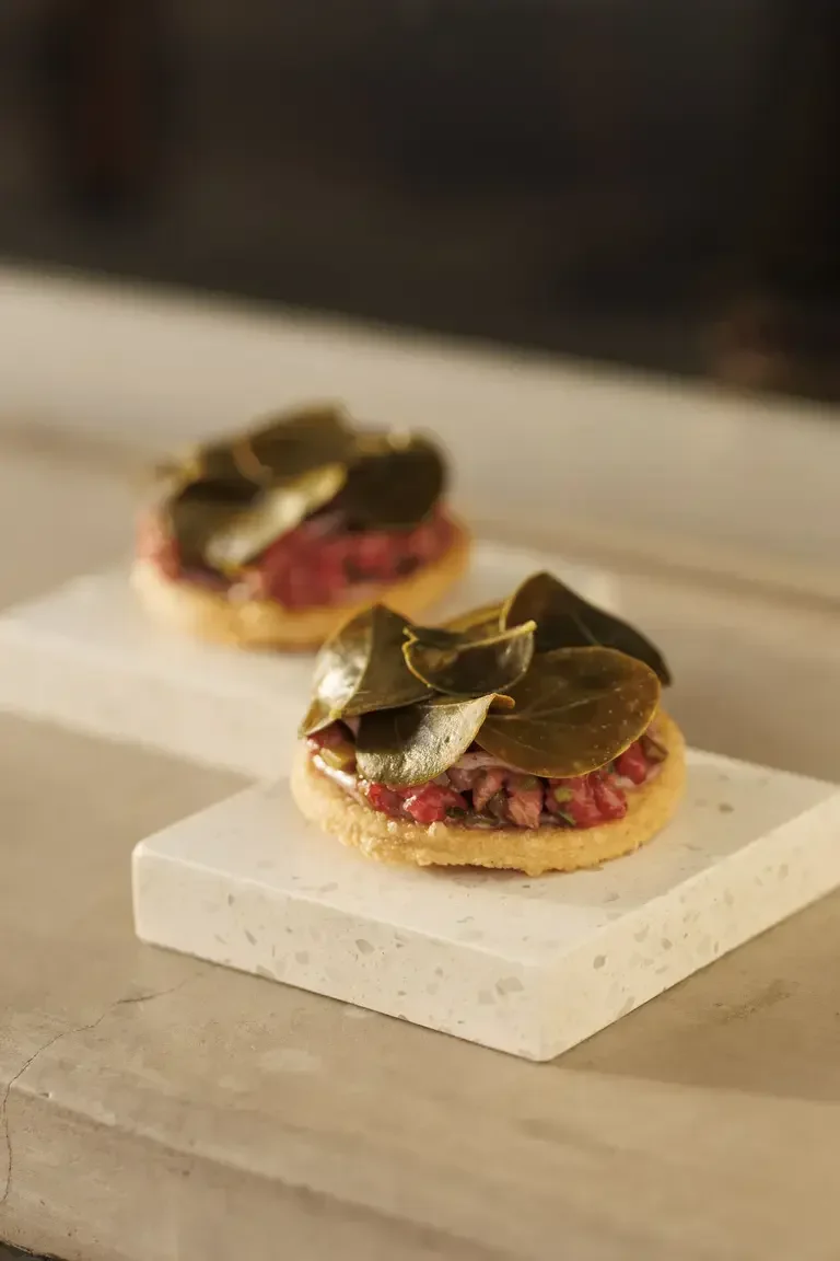 Tartare con chiflotes y torta frita, chef Julio Martín Báez