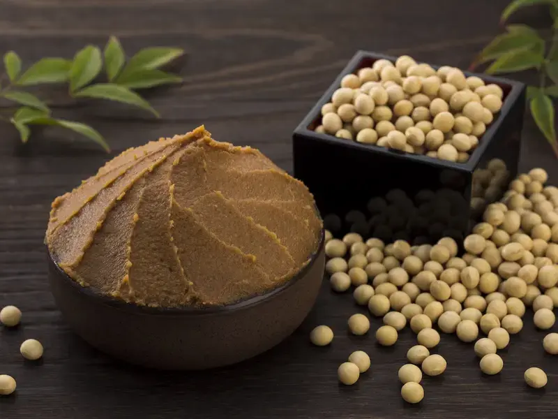Miso: qué es, propiedades y usos en cocina