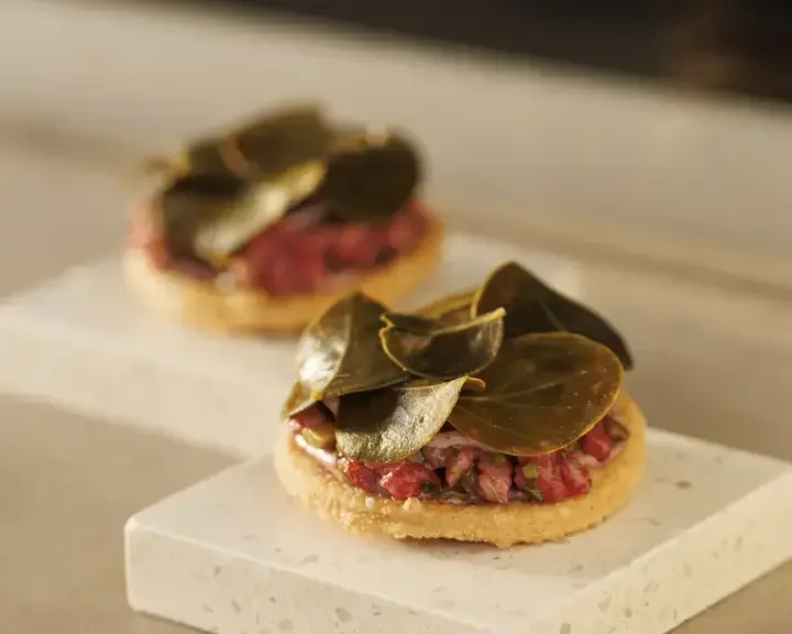 Tartare con chiflotes y torta frita, chef Julio Martín Báez