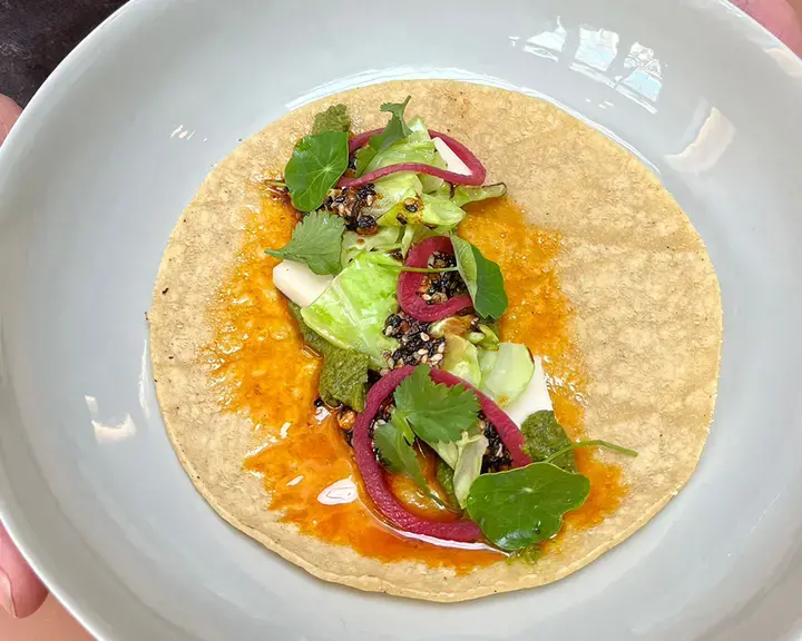 Tortilla de maíz con tallos de coliflor asados